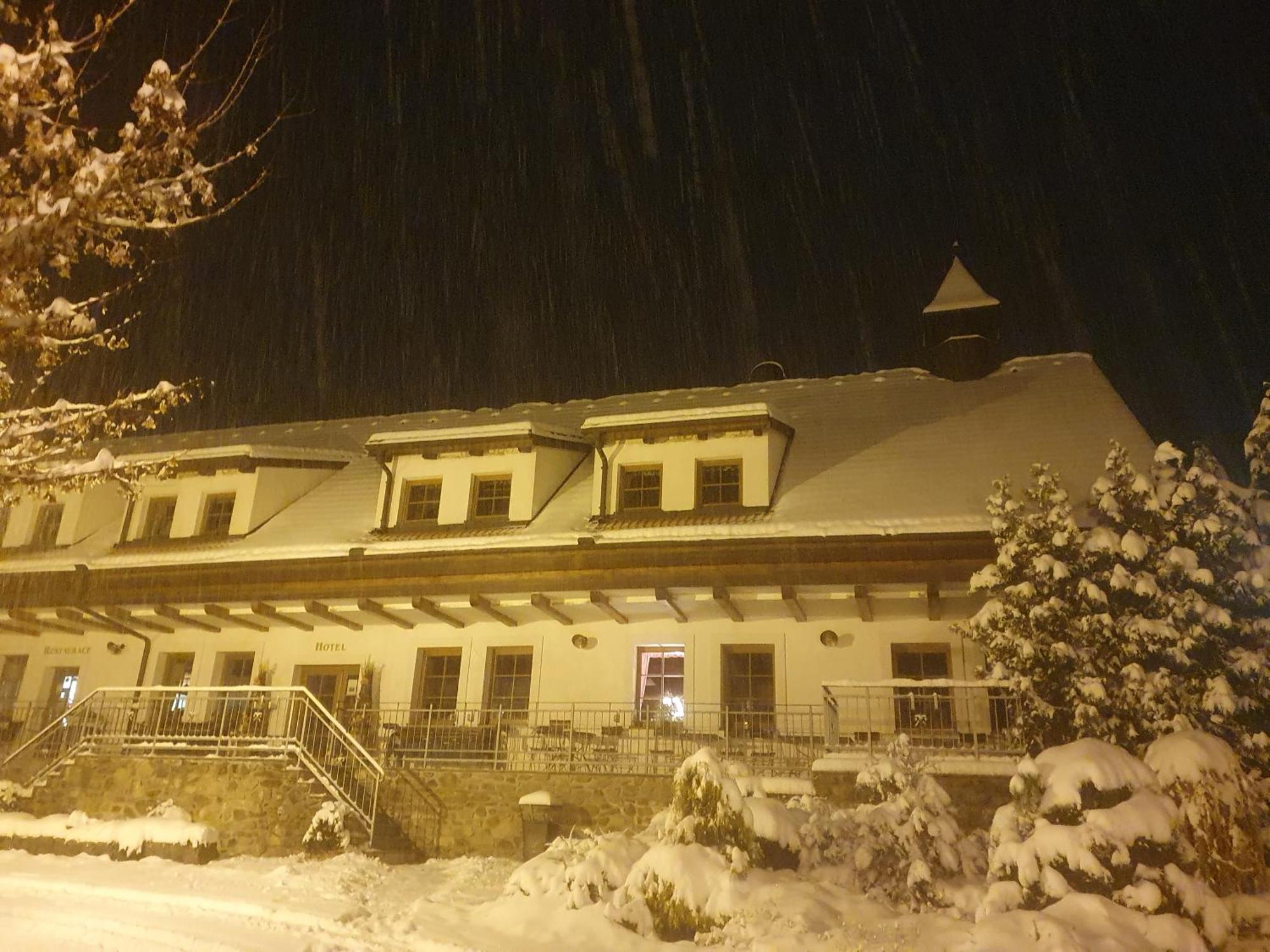 Hotelovy A Jezdecky Areal Dvur Krutenice المظهر الخارجي الصورة