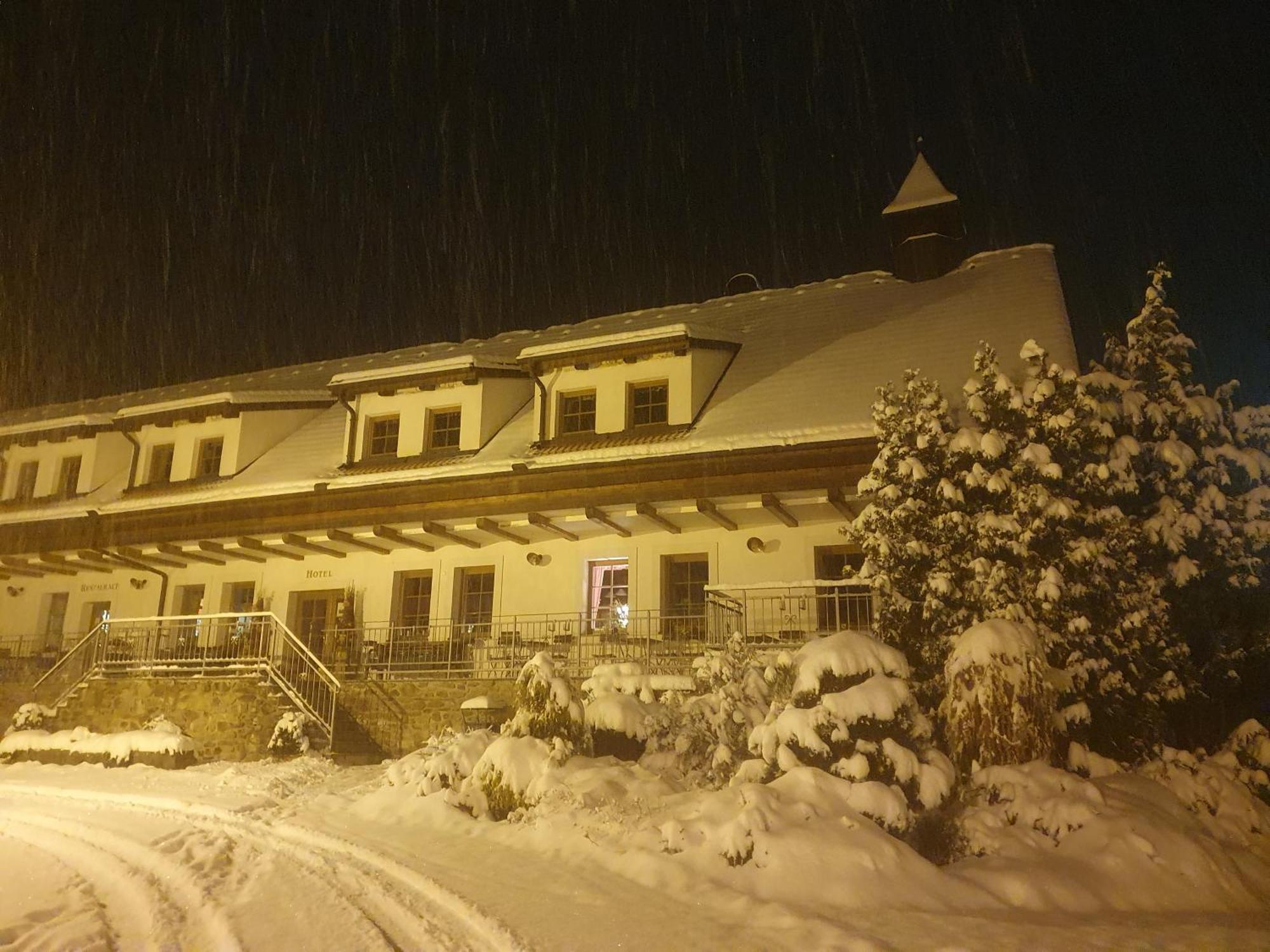 Hotelovy A Jezdecky Areal Dvur Krutenice المظهر الخارجي الصورة